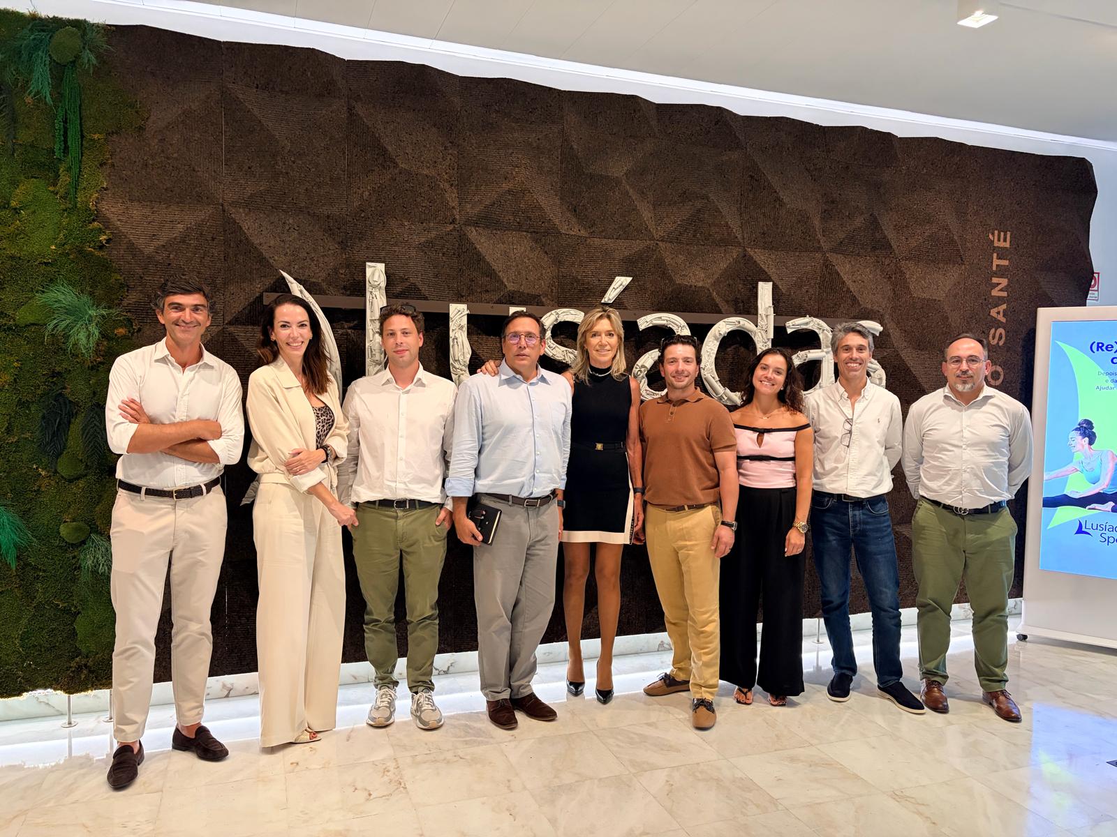 Grupo de nove pessoas reunidas durante a visita